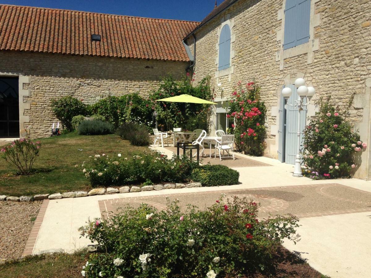Les Clos Bleus Neuville-du-Poitou Esterno foto