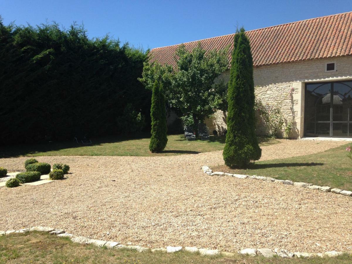 Les Clos Bleus Neuville-du-Poitou Esterno foto
