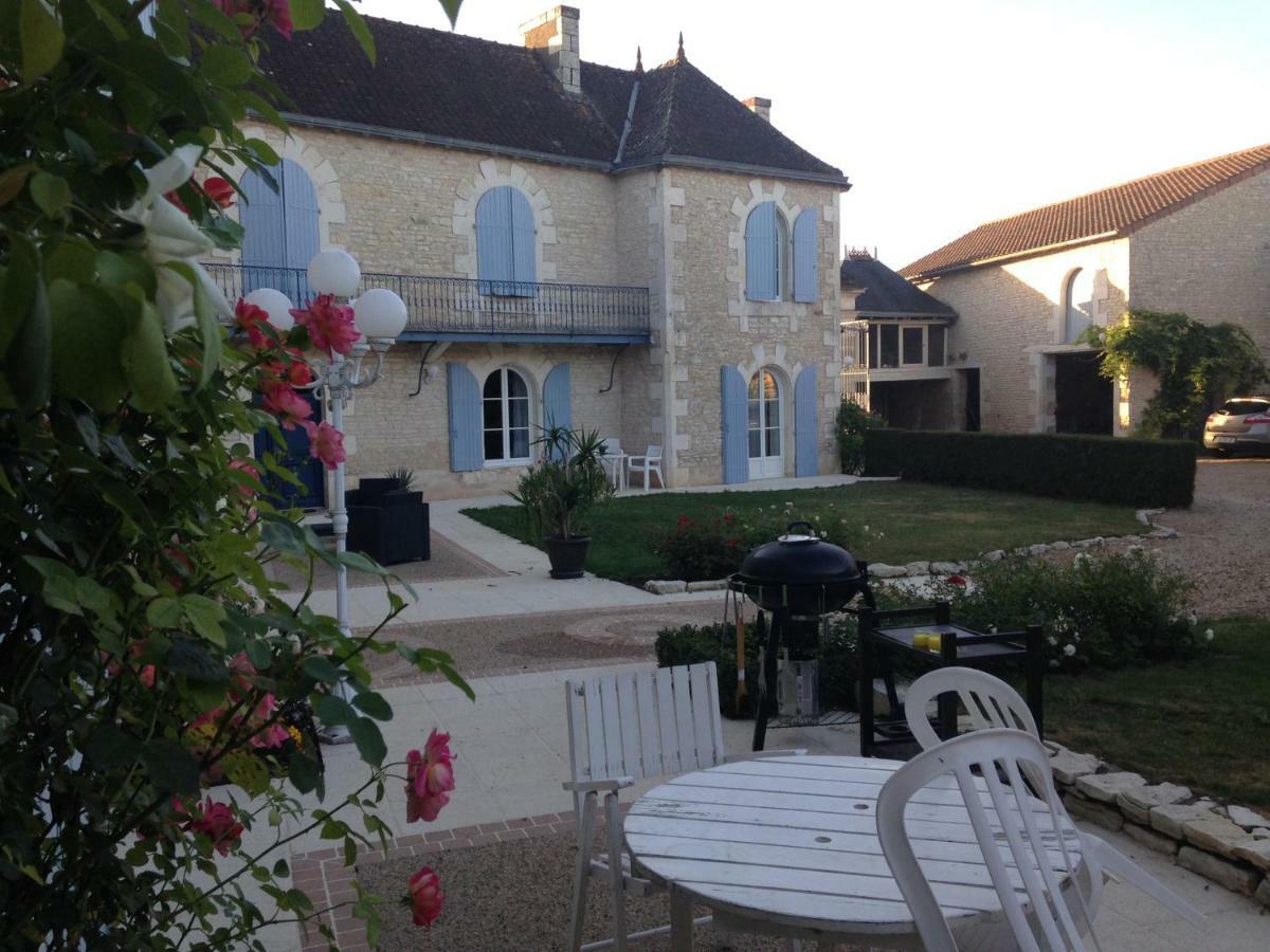 Les Clos Bleus Neuville-du-Poitou Esterno foto