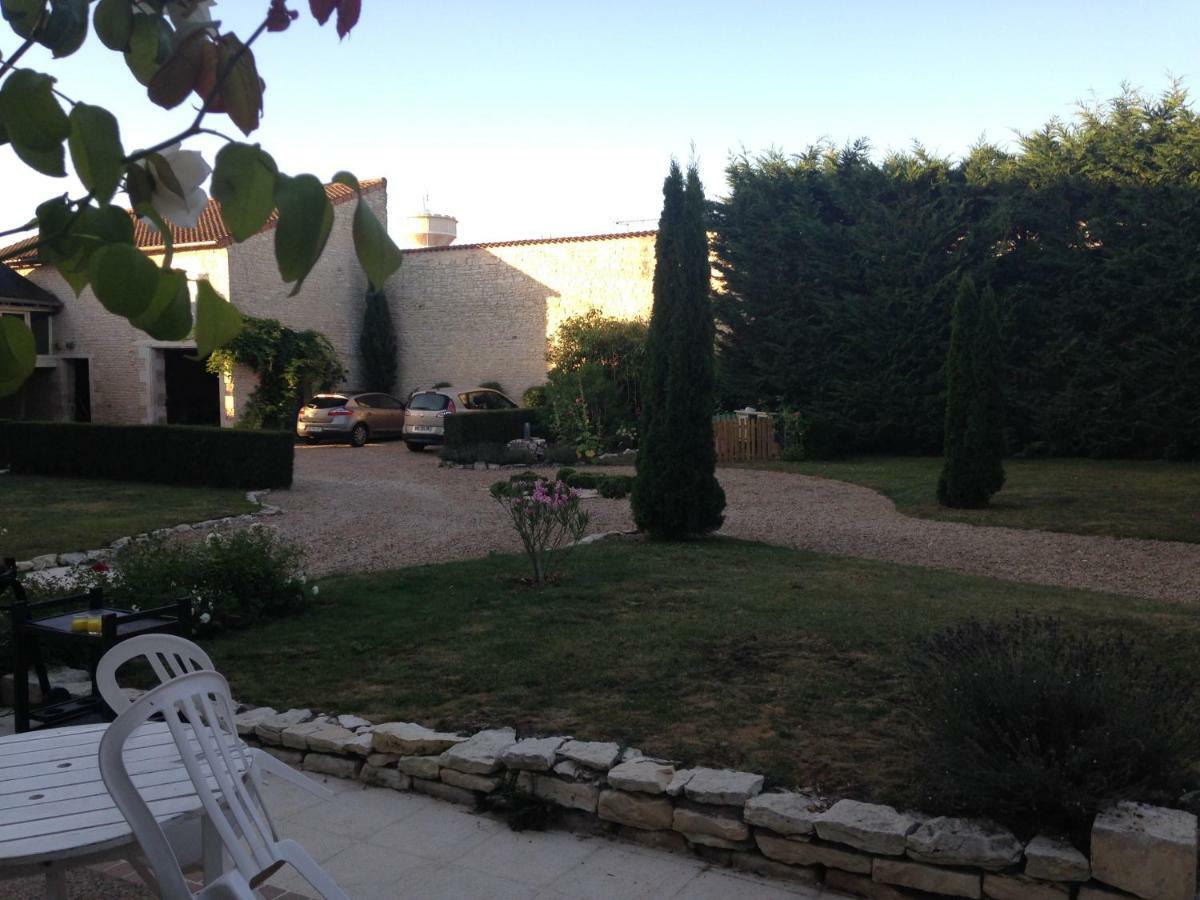 Les Clos Bleus Neuville-du-Poitou Esterno foto
